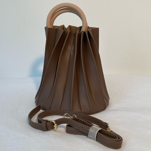 Handbags - Vegan slingbag wooden round handles crossbody brown NWOT